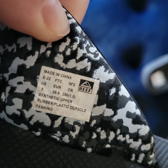 Reef flip flops size 8. Black - Picture 3 of 3